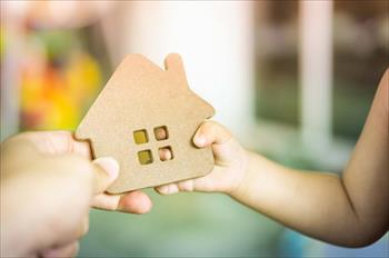 Chồng viết di chúc để lại toàn bộ nhà đất cho con riêng, vợ có quyền đòi lại?