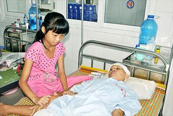 Con 11 tuổi chăm mẹ ung thư