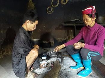 Nỗi bất hạnh trong ngôi nhà vách đất xiêu vẹo