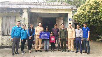 Đoàn Thanh niên Công an TP Móng Cái đỡ đầu học sinh nghèo