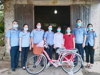 Viện KSND tỉnh trao học bổng đỡ đầu học sinh có hoàn cảnh khó khăn tại Ba Chẽ