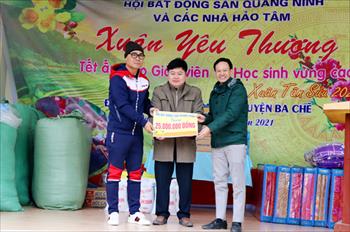 Tặng quà, áo, thiết bị giữ ấm cho học sinh vùng cao Ba Chẽ