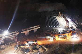 Trên công trường thi công đường nối KCN Cái Lân với cao tốc Hạ Long - Vân Đồn