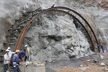 Điều chỉnh từ đường xuyên núi thành hầm xuyên núi