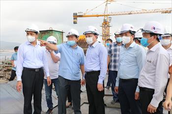 Bí thư Tỉnh ủy Nguyễn Xuân Ký kiểm tra thi công cầu Cửa Lục 1
