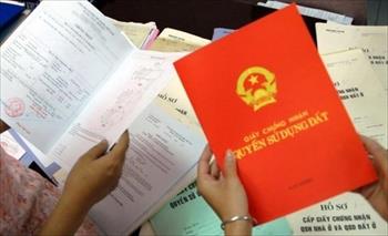 Bố mẹ tặng cho đất cho con cái có phải nộp thuế?