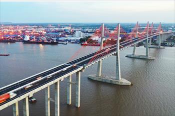 Giao thông tiếp tục "đi trước, mở đường"