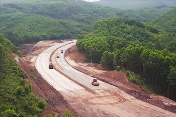 Đẩy nhanh tiến độ tuyến đường kết nối các dự án ở Vân Đồn