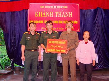 Ban CHQS TX Đông Triều bàn giao nhà tình nghĩa cho hộ nghèo