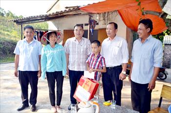Đỡ đầu trẻ em có hoàn cảnh khó khăn