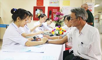 Khám bệnh, cấp phát thuốc cho gần 100 thương, bệnh binh
