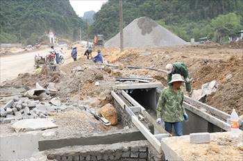 Hoành Bồ: Ưu tiên đầu tư hạ tầng giao thông kết nối vùng 135