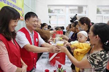 Thêm "Nồi cháo nhân đạo" tại Trung tâm Y tế TX Quảng Yên