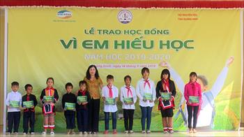 Trao học bổng "Vì em hiếu học" cho 70 học sinh nghèo vượt khó