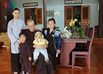 Sư cô 10 năm nuôi dưỡng 6 trẻ mồ côi, bị bỏ rơi