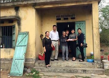 Trao hỗ trợ cho gia đình có hoàn cảnh đặc biệt khó khăn
